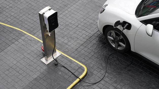 Foto stazione di ricarica elettrica urbana su strada di innovazione progressiva con batteria per veicoli elettrici caricata con energia verde per motivi ambientali al fine di ridurre le emissioni di co2