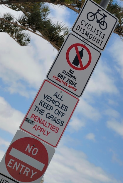 Foto segnale di divieto presso la spiaggia di glenelg adelaide south australia australia