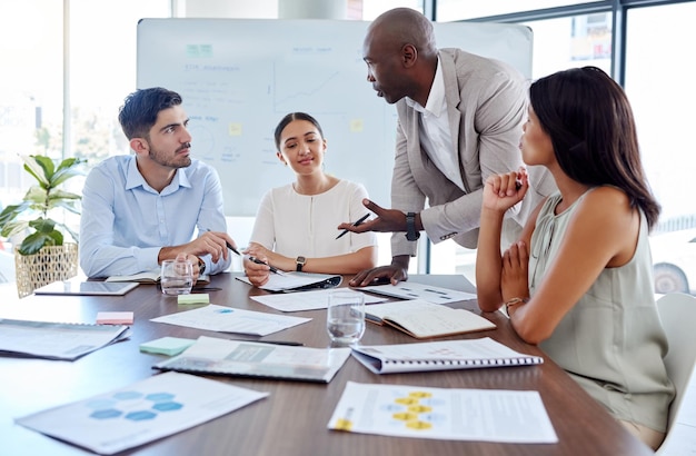 마케팅 전략 컨설팅 및 팀워크를 위해 회의에서 비즈니스맨과의 프로젝트 관리 리더십 및 계획 연구를 위해 사무실에 있는 직원과의 협업 성장 및 미래