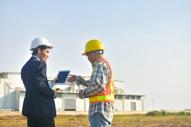 Project manager and Engineer communication use tablet factory 