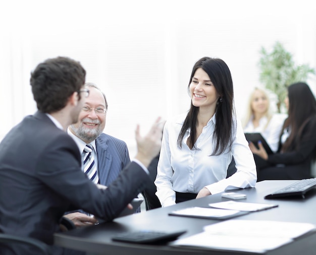 Project manager e staff parlano al desk