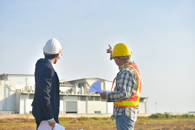 プロジェクトマネージャーは、エンジニア建設計画プロジェクト建物工場建設を引き受ける