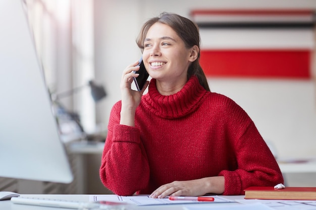 Projectmanager aan de telefoon