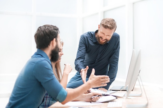 Projectmanager die de huidige taak aan het personeel uitlegt. foto met kopieerruimte