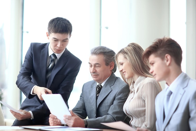 Projectmanager en business team gebruiken een digitale tablet om operationele informatie te verkrijgen