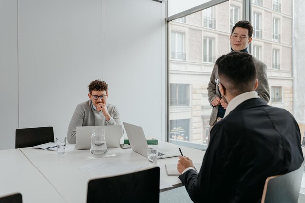 Projectmanager feliciteert werkopziener met succesvolle resultaten in het kantoor