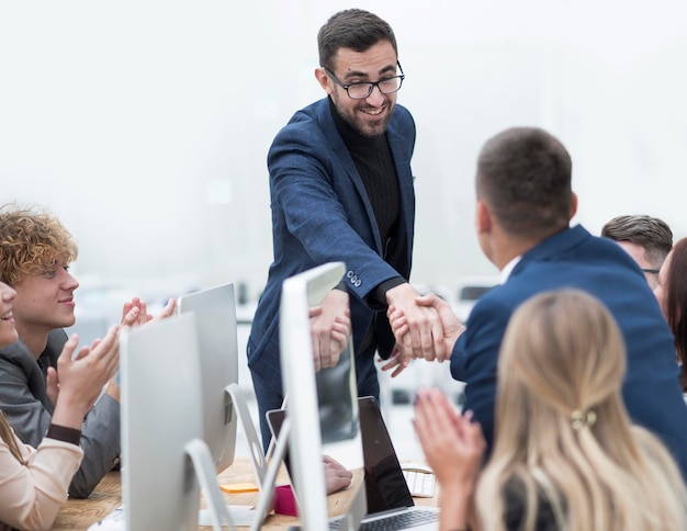 Foto projectmanager handen schudden met de beste medewerker