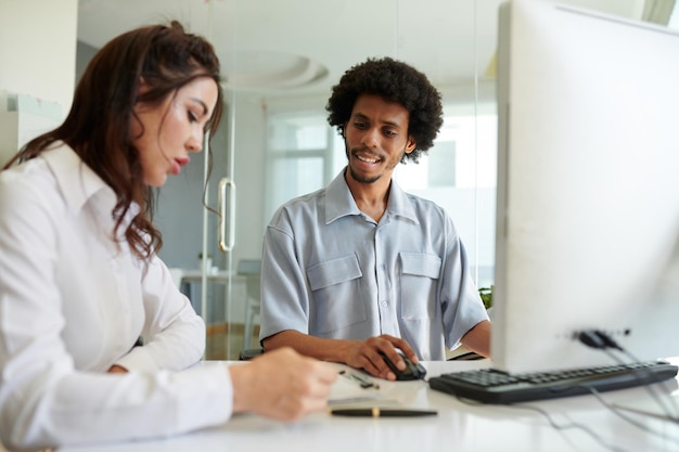 Projectmanager leest de lanceringsresultaten voor aan de ontwikkelaar