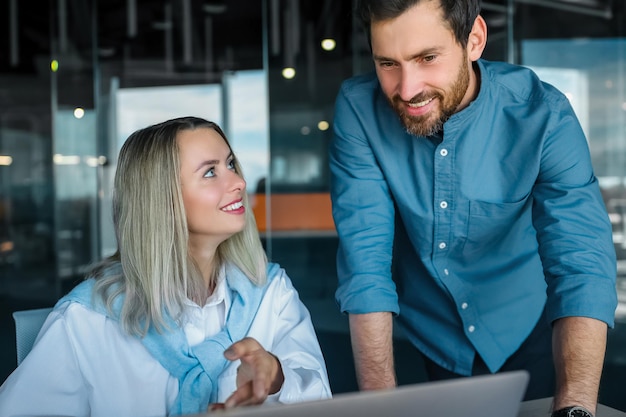 Projectmatig werken. Collega's die aan een project werken en er geïnteresseerd uitzien