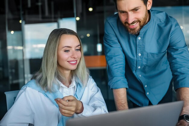 Projectmatig werken. Collega's die aan een project werken en er geïnteresseerd uitzien