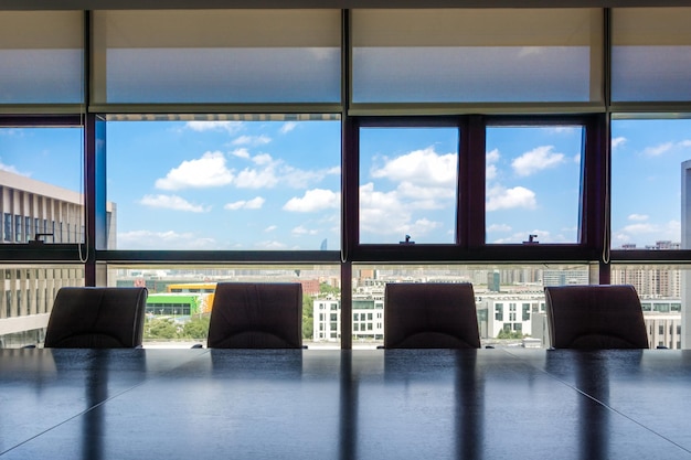 Projectorbord voor zakelijke gegevensinformatie in de vergaderruimte van de vergaderruimte, directiekamer classroom office