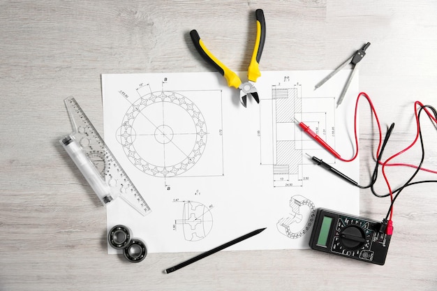 Projecttekening en digitale multimeter bovenaanzicht