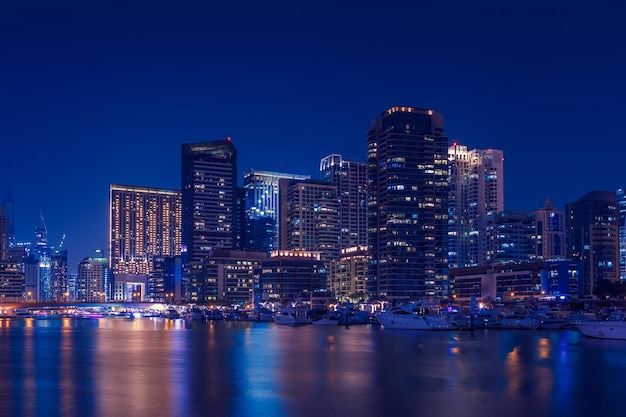 Photo promenade and canal in dubai marina