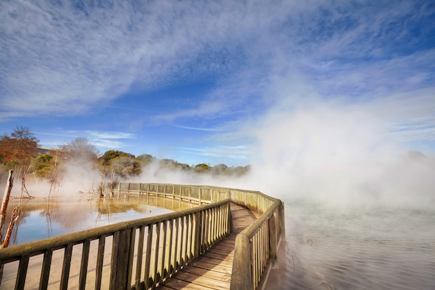 Promenade in de thermische zone van Rotorua, Noordereiland, Nieuw-Zeeland