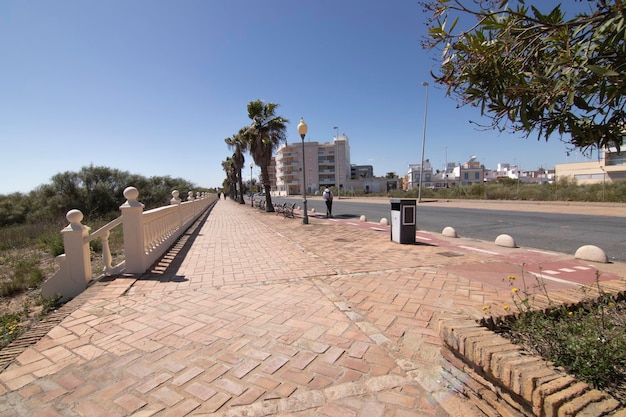 Promenade op het strand van Isla Cristina Huelva Spanje
