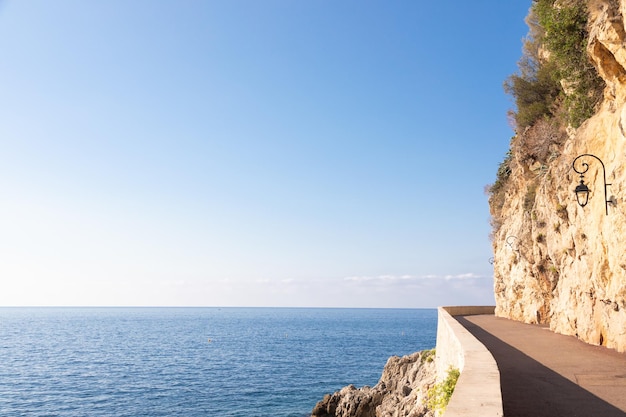 Promenade voor de zee Blauwe lucht op landschap zeegezicht Concept van reizen avontuurlijke vrijheid
