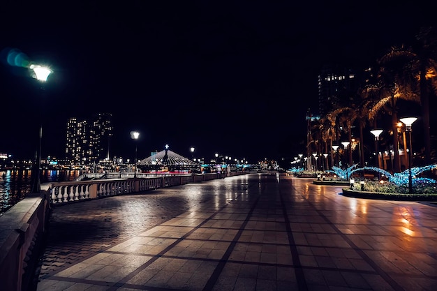 Promenade voor toeristen in de stad Da Nang 's nachts