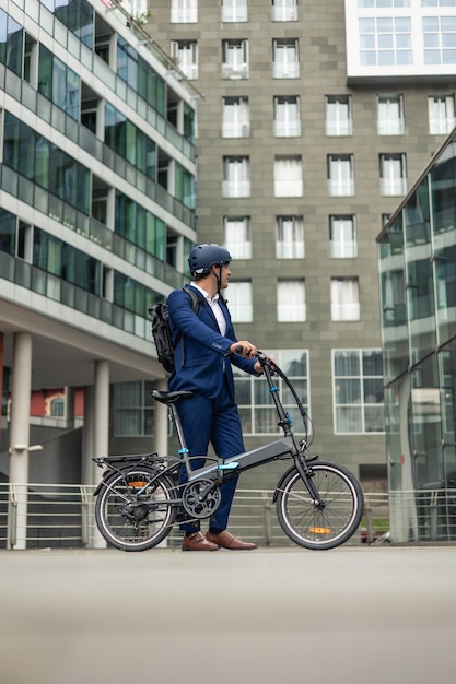 Photo promoting sustainable urban mobility businessman with electric bike in cityscape