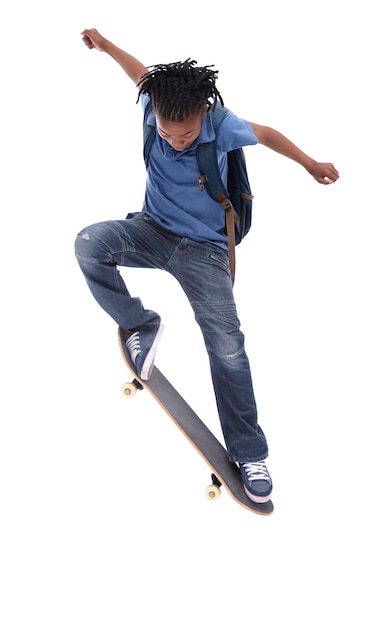 Pronken met zijn gekke vaardigheden Een jonge Afro-Amerikaanse jongen die een truc doet op zijn skateboard