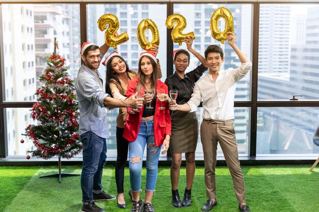 Proost groep mensen de beste vrienden lage hoek bekijken van vrolijke jonge mensen juichen met champagnefluiten