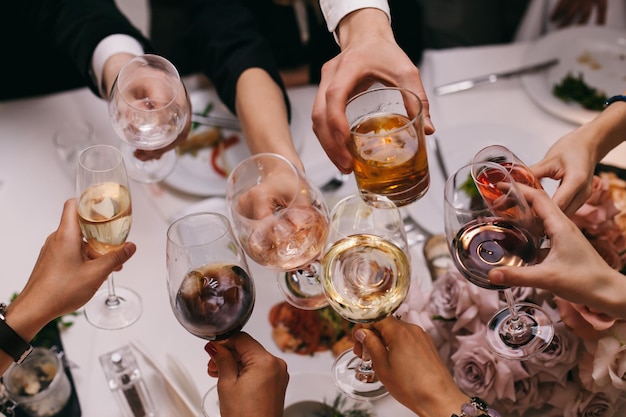 Proost! Groep mensen juichen met champagnefluiten met interieur op de achtergrond.