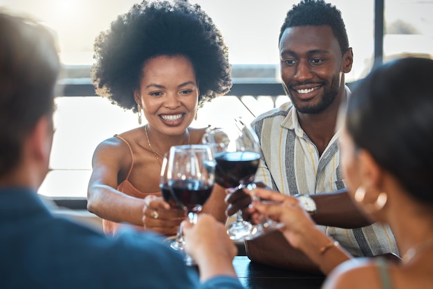 Proost op het vieren en winnen van vrienden die samen wijn drinken tijdens een diner in een restaurant Dubbele date van liefdevolle en romantische stellen die dineren en plezier hebben in een weekend