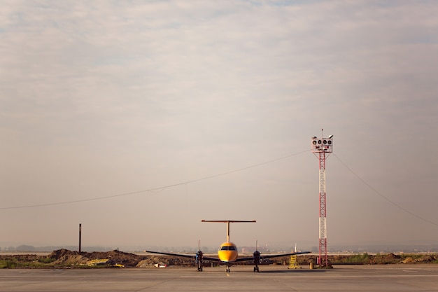 写真 飛行の準備ができている空港で標準的なプロペラ航空機