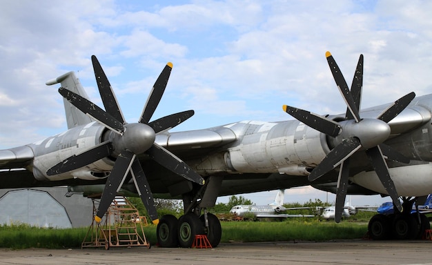 古い飛行機の翼のプロペラ エンジン