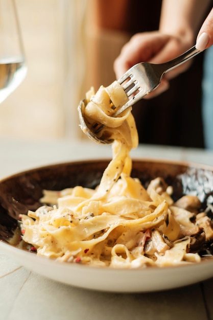 Proper way to eat pasta How to use fork and spoon for eating pasta