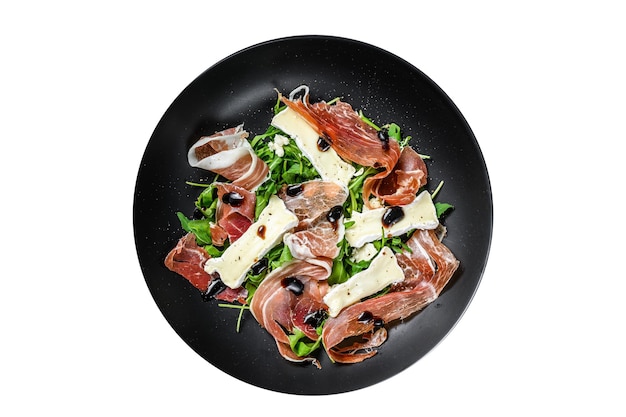 Prosciutto crudo ham salade met brie camembert kaas en rucola op een bord geïsoleerd op witte achtergrond