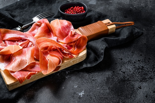 Prosciutto crudo, Italiaanse salami, parmaham. Antipasto-plaat., Bovenaanzicht.