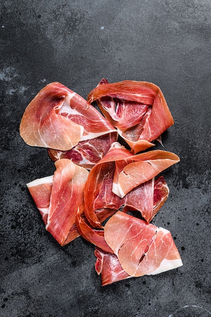 Prosciutto crudo op een tafel