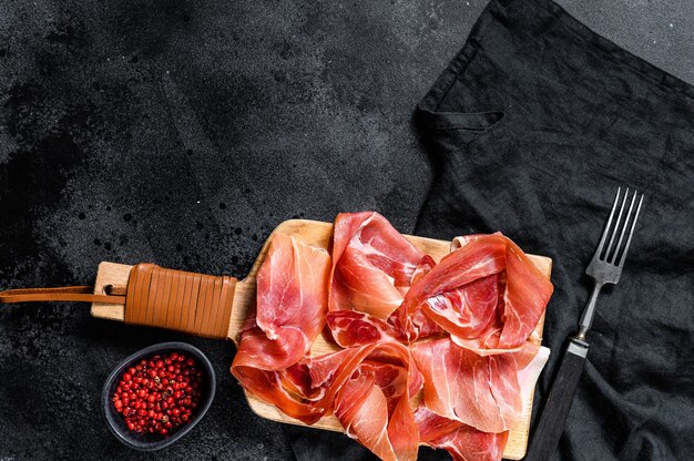 Prosciutto crudo su un tavolo