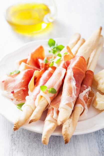 Prosciutto ham en grissini broodstengels. Italiaanse antipasto