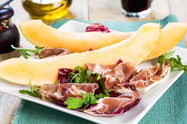 Prosciutto met rucola, meloen en radicchiosalade