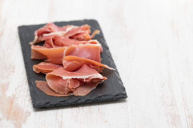 Prosciutto op zwarte keramische plaat