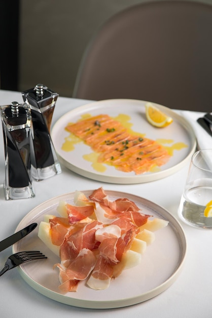 Prosciutto Voedsel en witte plaat Antipasto instellen schotel geïsoleerd op witte achtergrond