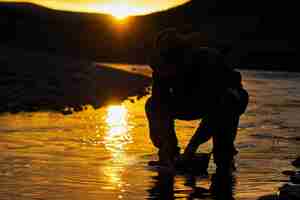 Photo prospector panning for gold at dusk