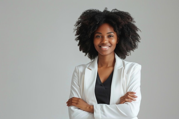 Photo prosperous business elegant black woman keeps hands crossed has satisfied expression