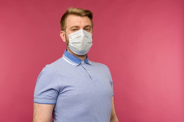 전염병, 코로나 바이러스로부터 보호. 감염을 방지하기 위해 위생 마스크를 착용하는 남자