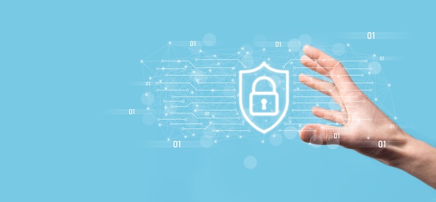 보호 네트워크 보안 컴퓨터와 데이터 개념을 안전하게 보호하는 사업가는 방패를 들고 아이콘을 보호합니다. 잠금 기호, 보안, 사이버 보안 및 위험에 대한 보호에 대한 개념