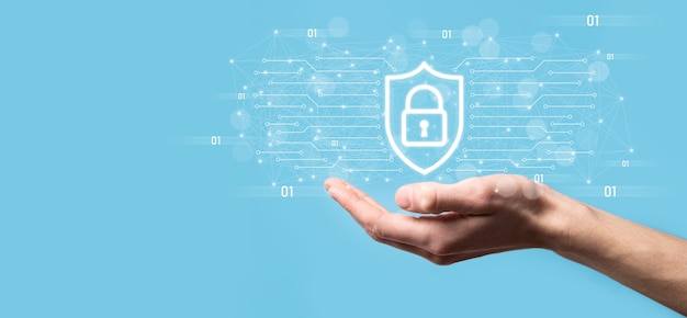 Protezione del computer di sicurezza della rete e sicurezza del concetto di dati, icona di protezione dello scudo della tenuta dell'uomo d'affari. simbolo del lucchetto, concetto di sicurezza, sicurezza informatica e protezione dai pericoli