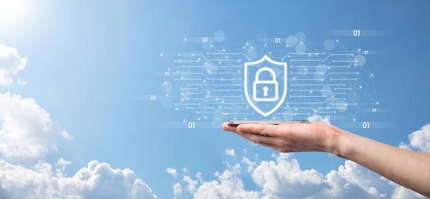 保護ネットワークセキュリティコンピュータと安全なあなたのデータの概念、盾を保持しているビジネスマンはアイコンを保護します。ロックシンボル、セキュリティ、サイバーセキュリティ、危険からの保護に関する概念