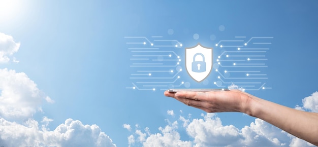 保護ネットワークセキュリティコンピュータと安全なデータの概念、盾を保持しているビジネスマンはアイコンを保護します。ロックシンボル、セキュリティ、サイバーセキュリティ、危険からの保護に関する概念