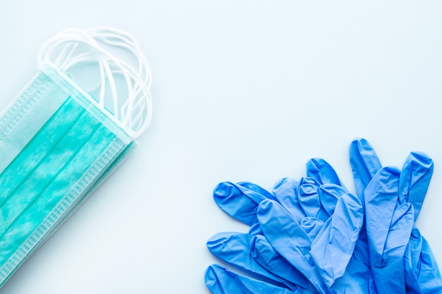 ウイルスに対する保護マスク。防腐剤を使用した銀行。手のためのラテックス保護手袋。手のための防腐剤。コロナウイルス防止。コロナウイルスを止める