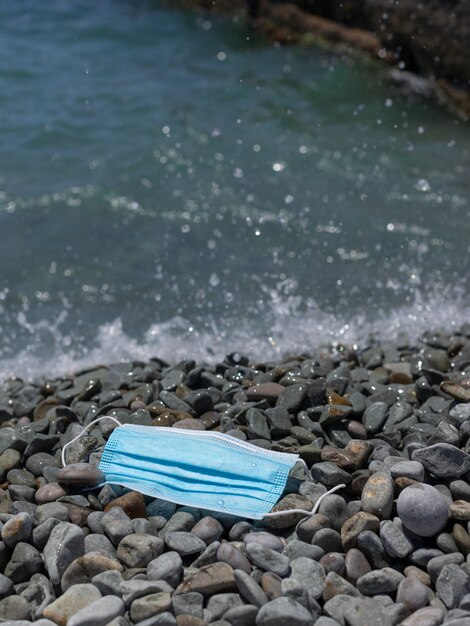 Maschera protettiva medica sulla spiaggia