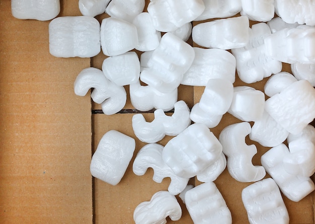 出荷される対象物のための詰め物を提供する保護用白色包装ピーナッツ