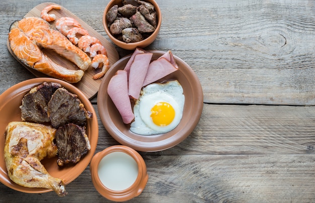 Dieta proteica: prodotti cotti sullo sfondo di legno