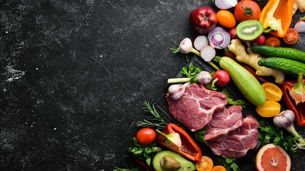 Фото Белковое меню телятина мясо овощи и фрукты еда фон