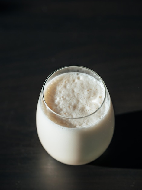 Белковый молочный коктейль на черном фоне